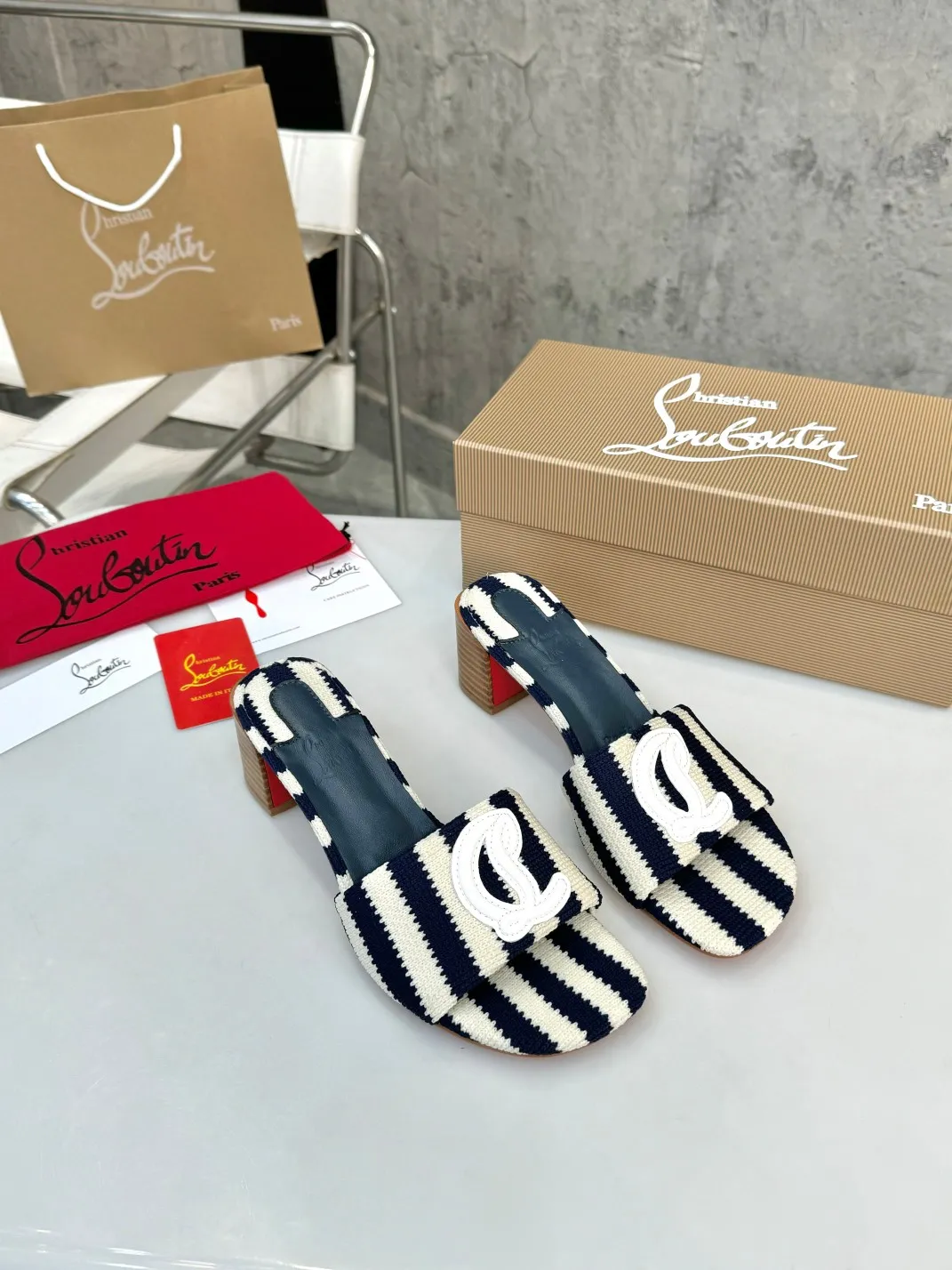 👟👟Ex-factory price 400👟👟 Genuine leather base +40 Top version Purchasing level ⚡③ colors to choose from. Introducing Christian Louboutin (CL) logo design, the latest catwalk style of red-soled shoes 💥abbreviated as CL red-soled shoes T-stage catwalk style👠a fresh breeze with a touch of nobility, perfect on the feet💃elegant and crystal clear, all accessories, materials and patterns are all customized 1:1 with the original version, zero distance from the original version 1⃣Upper: knitted material + unique logo 2⃣Inner: sheepskin 3⃣Outsole: Original one-to-one molded anti-slip two-color outsole with logo 4⃣🔺Original packaging 5⃣Number of yards: 35-42 (refundable or exchangeable if ordering 42)